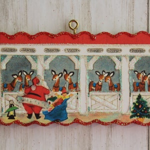 Papá Noel y renos en el granero * Adorno para árbol de Navidad * Imagen de tarjeta vintage * Madera y purpurina * Decoración navideña C613