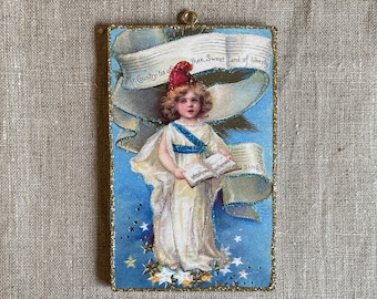 Niña de la Estatua de la Libertad ~ Adorno patriótico del 4 de julio ~ Imagen de tarjeta vintage ~ Purpurina y madera ~ Decoración para árbol de Navidad P