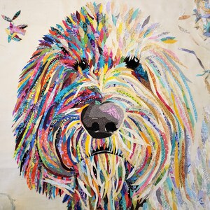 Pode incluir: Um retrato de c&atilde;o colorido em patchwork feito de retalhos de tecido. O rosto do c&atilde;o &eacute; o ponto focal, com uma variedade de cores e padr&otilde;es usados para criar a pelagem.