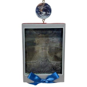 2004 LIFE on the Moon - Water Globe (Books) von Carlton Cards Hallmark Keepsake Weihnachtsbaumschmuck (CXOR-103L) NIB New in Box