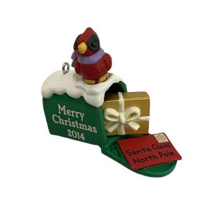 Adorno navideño de recuerdo de Hallmark con el mensaje "Santa tiene correo" (pájaro) (QXM8523) + un adorno vintage de los años 80 y 90, nuevo en caja