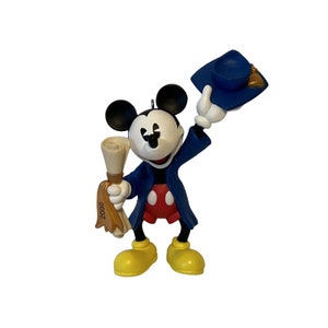 ¡Feliz Día del Diploma 2000! (Mickey y compañía) Adorno navideño de recuerdo Hallmark (QEO84031) Nuevo en caja