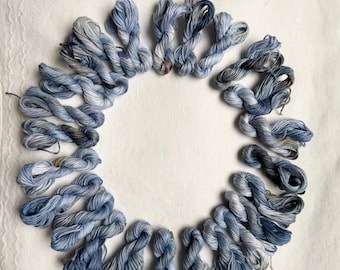Hilo de bordar teñido a mano color azul cielo mate