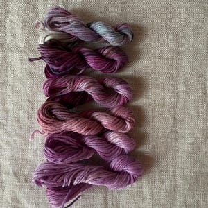 Hilo de bordar teñido a mano con diseño abigarrado de inspiración vintage - Plum Jam Set