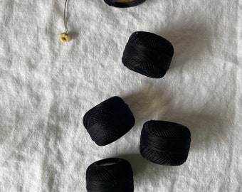 Hilo de bordar de algodón perlado negro