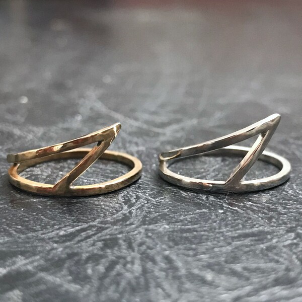 Anillo minimalista moderno de ángulo agudo / Plata / Latón