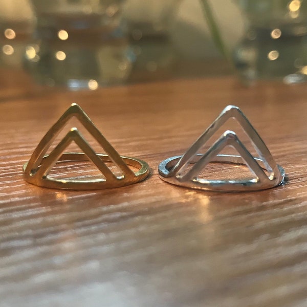Anillo minimalista moderno de doble triángulo / plata / latón