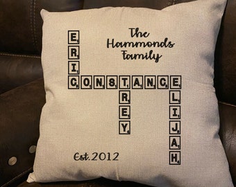 Könnte beinhalten: Ein weißes Kissen mit schwarzem Text, der "The Hammonds Family" und "Est. 2012" lautet. Der Text ist in Form eines Kreuzworträtsels angeordnet, wobei das Wort "CONSTANCE" ausgeschrieben ist.
