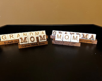 Personalisiertes Scrabblestein-Zeichen: Laser graviertes Mahagoni-Holz