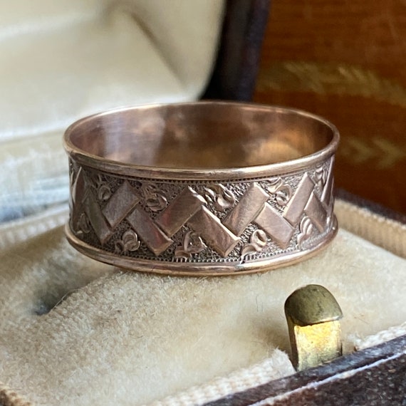 Victorian 9K Cigar Wedding Band Ring - image 4