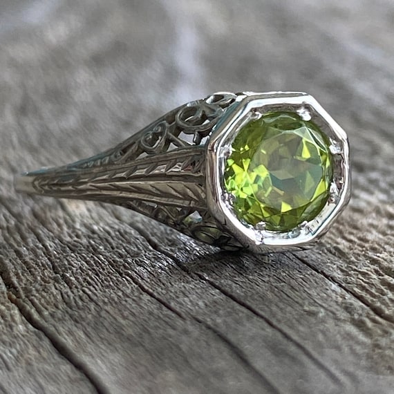 Edwardian Peridot 18K White Gold Filigree Ring - image 2