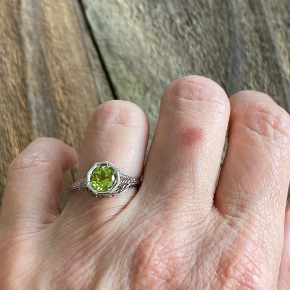 Edwardian Peridot 18K White Gold Filigree Ring - image 4