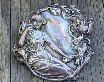 Broche Art Nouveau com dama em prata esterlina.