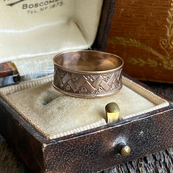 Victorian 9K Cigar Wedding Band Ring - image 5