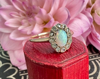 Anillo de oro rosa de 14 quilates con diamantes y ópalo victoriano