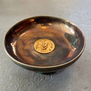 Signerad Bill Mathias keramikkompott: Lysteropalescerande glasyr, tillämpad design