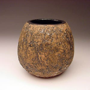 L'artista Marjorie "Mar" Carter, elencato nell'elenco MCM Illinois, ha tagliato il vaso con granelli bianchi, firmato Rochester Illinois brutalista