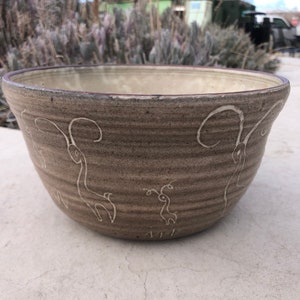 Cuenco de cerámica roja de Benard Abadie, firmado y con diseño animal inciso de MCM.