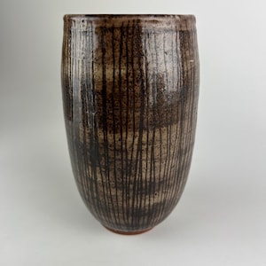 Vasija de cerámica vintage de estilo MCM de Charlotte Walker, de arcilla roja, firmada.