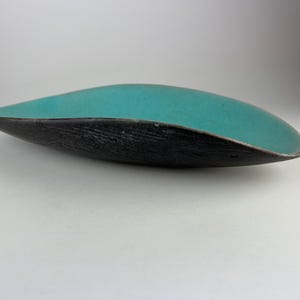 Ciotola lunga intagliata in modo astratto, circa 1950, di Adine Haviland Stix (1909-1987)