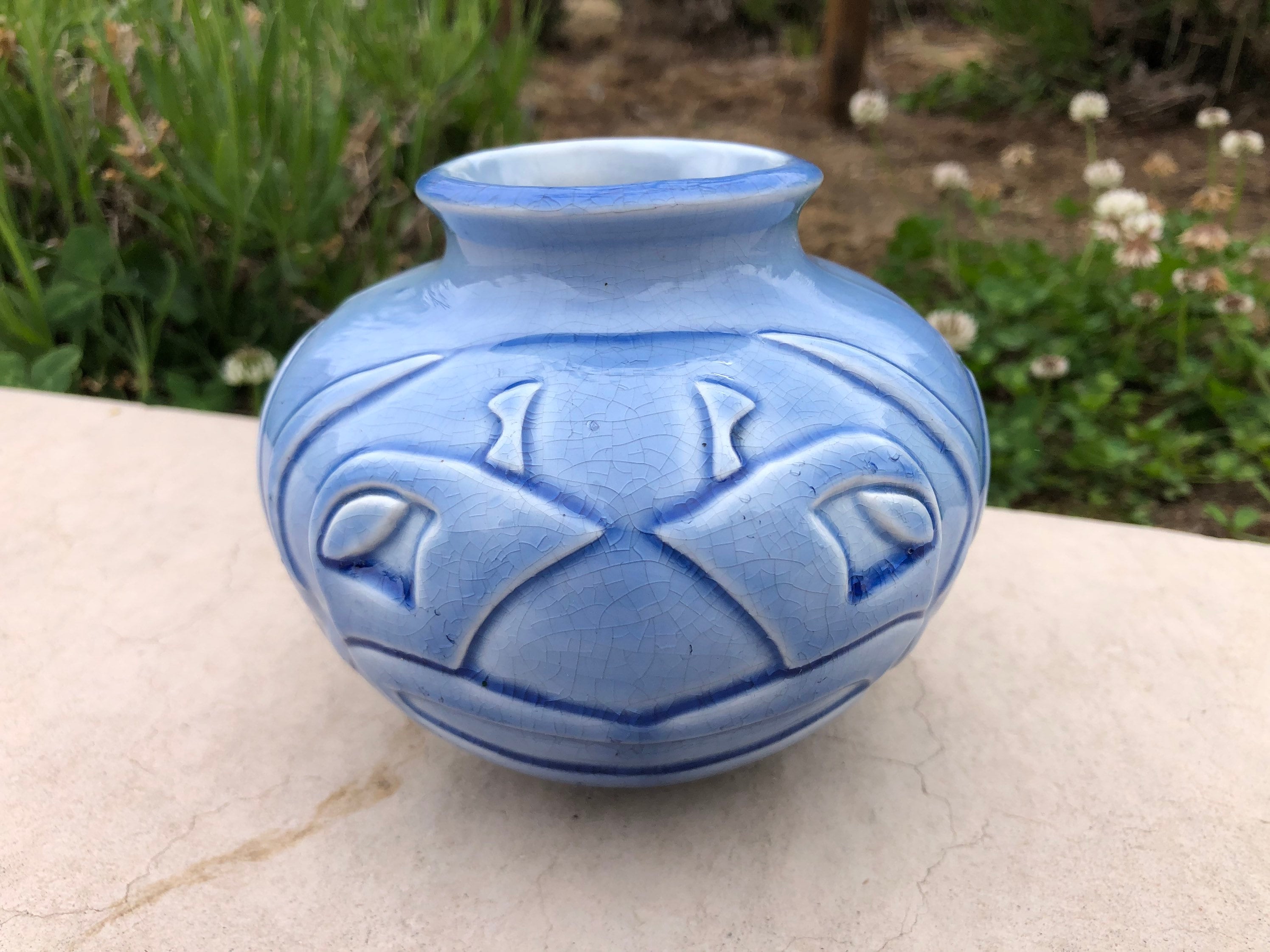 1930年代のアールデコ調の花瓶：彫刻された部族のデザイン、青い釉薬