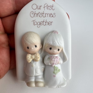 Ornamento de estatueta Precious Moments de 1982 "Nosso primeiro Natal juntos" Enesco Item nº E-2385 Porcelana com caixa, embalagem, cartão