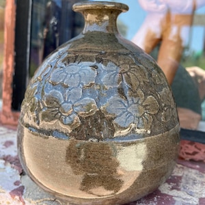 Vintage James Morris Cotter signerad stengodsvas: snidad blomsterdesign