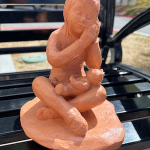 1981 Sylvia Ackermann Keramikskulptur: Barn med björn "Sömntid"