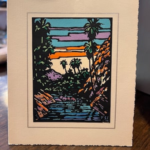 Wenskaart met blokprint uit circa 1938 met afbeelding van wat lijkt op Palm Springs, Californië ONDERTEKEND KSS MH, perfect voor bungalowdecoratie
