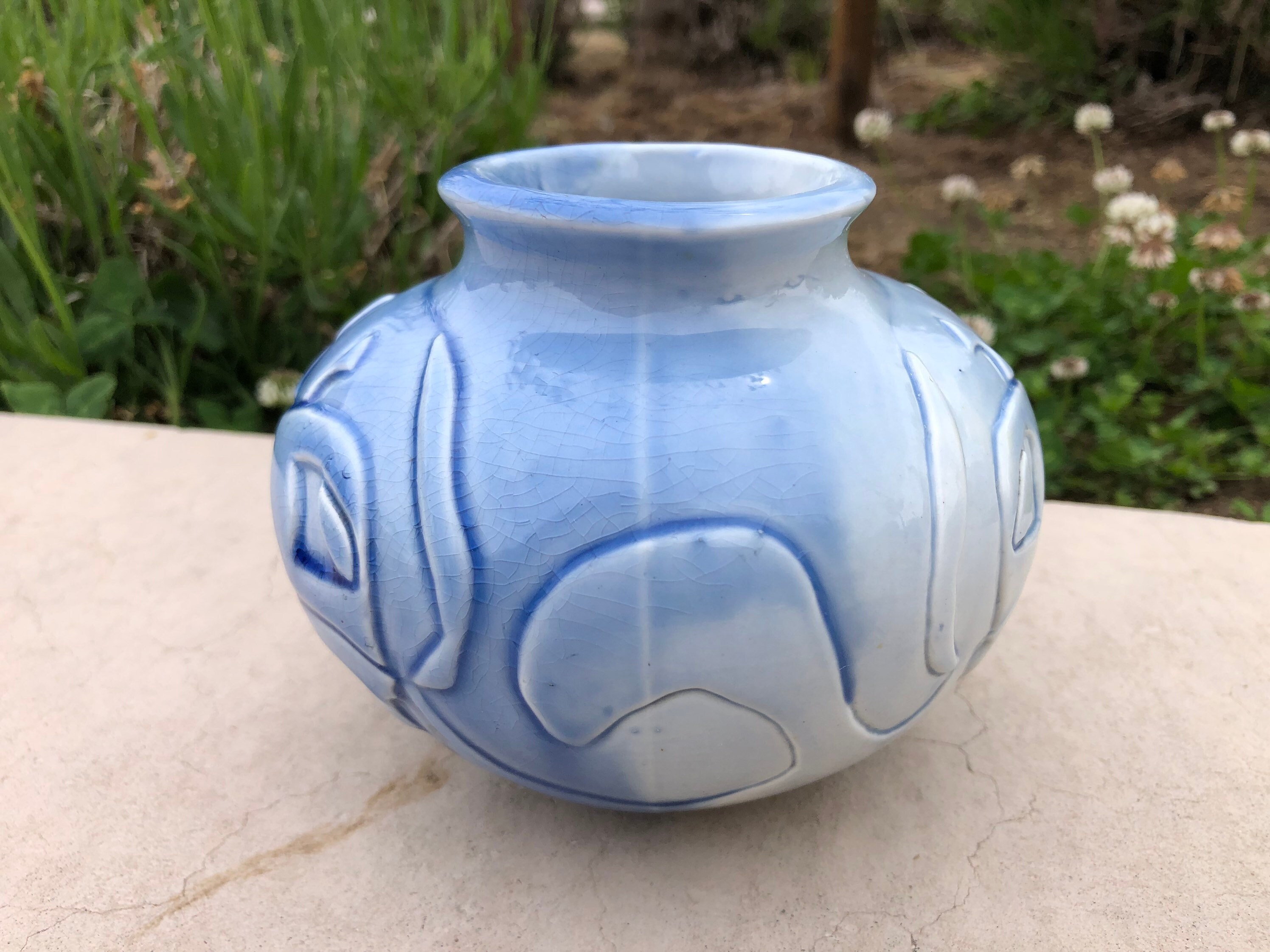 1930年代のアールデコ調の花瓶：彫刻された部族のデザイン、青い釉薬