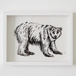 Cartel grabado en madera de oso polar, pequeña impresión de arte para habitación infantil, original grabado en madera impreso a mano, edición limitada, cartel de animales imagen 1