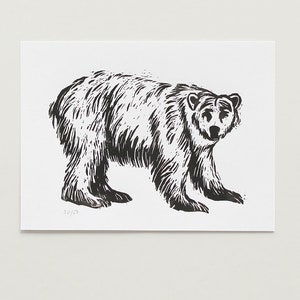 Cartel grabado en madera de oso polar, pequeña impresión de arte para habitación infantil, original grabado en madera impreso a mano, edición limitada, cartel de animales imagen 2