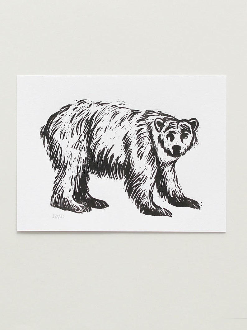 Cartel grabado en madera de oso polar, pequeña impresión de arte para habitación infantil, original grabado en madera impreso a mano, edición limitada, cartel de animales imagen 2