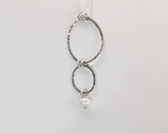 Colgante martillado de plata de ley con collar de perlas y cadena de cuentas de plata, joyería, colección Pearls on Parade, edición limitada.
