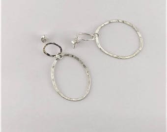 Aros martillados de plata esterlina / Pequeños / Cierre con broche / Colección Around Town / Regalo para ella / Joyería