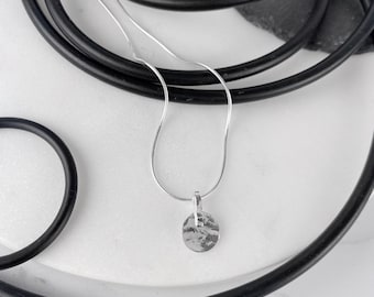 Collar de círculo vertical de plata esterlina/Colección de círculo completo/Collar sencillo/Joyería de plata texturizada/Cadena de serpiente y colgante