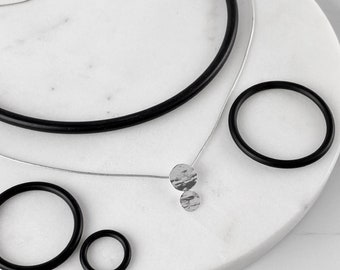 Collar de doble círculo de plata esterlina / Colección Full Circle / Collar simple / Joyería de plata texturizada / Cadena de serpiente y colgante