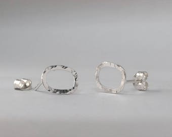 Pendientes de pernos martillados de plata esterlina / Post Back / Colección Around Town / Pequeño / Regalo para ella / Joyería / Simple /