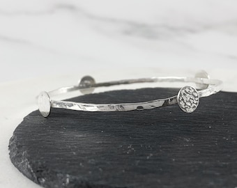 Pulsera de brazalete de círculo pequeño de plata esterlina / Colección Full Circle / Pulsera de brazalete de capas / Joyería de plata texturizada