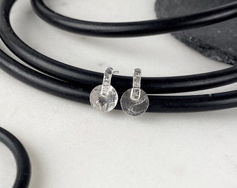 Pendientes de botón con círculo vertical en plata de ley/Colección de círculo completo/Pendientes pequeños con pasador/Joyería de plata texturizada