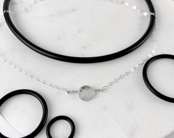 Collar de círculo de horizonte de plata esterlina/Colección de círculo completo/Collar simple/Joyería de plata texturizada/Cadena de serpiente y colgante