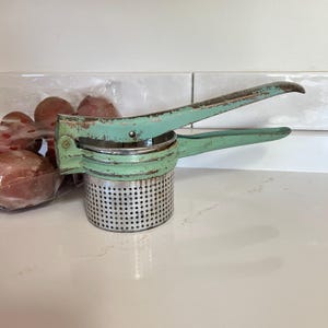 1930s POTATO MASHER RICER, Vintage Painted Green Metal Hand Held Fruit and Juicer Press, Vintage Kitchen Gadget, Clean Strainer