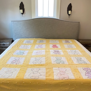 ANCIENNE courtepointe PATCHWORK Appliqué à la main Sunbonnet Sue, 67 x 84 po. Coton léger, zones usées et déchirées, quelques réparations, cutter