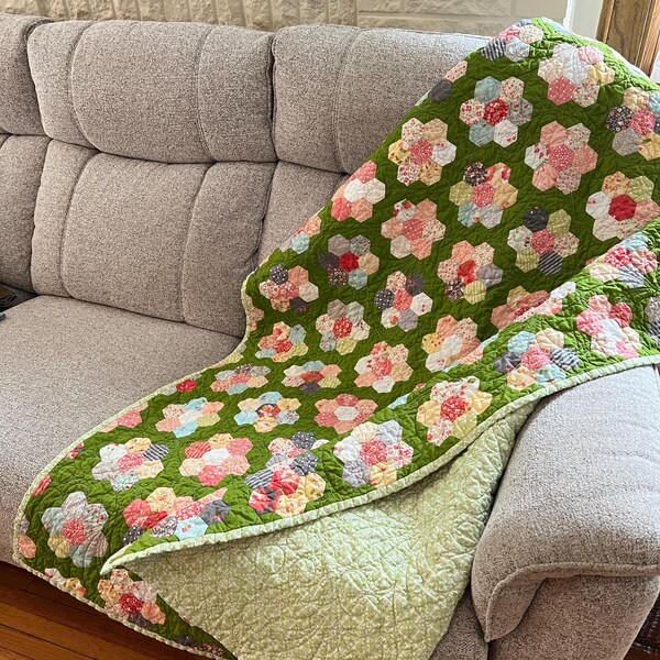 PATCHWORK QUILT HEXiES "Grandmother's Flower Garden" Personal Size Throw 45 x 64" Hand Pieced, All-Cotton Bright Green Coral & Pastels NEW!