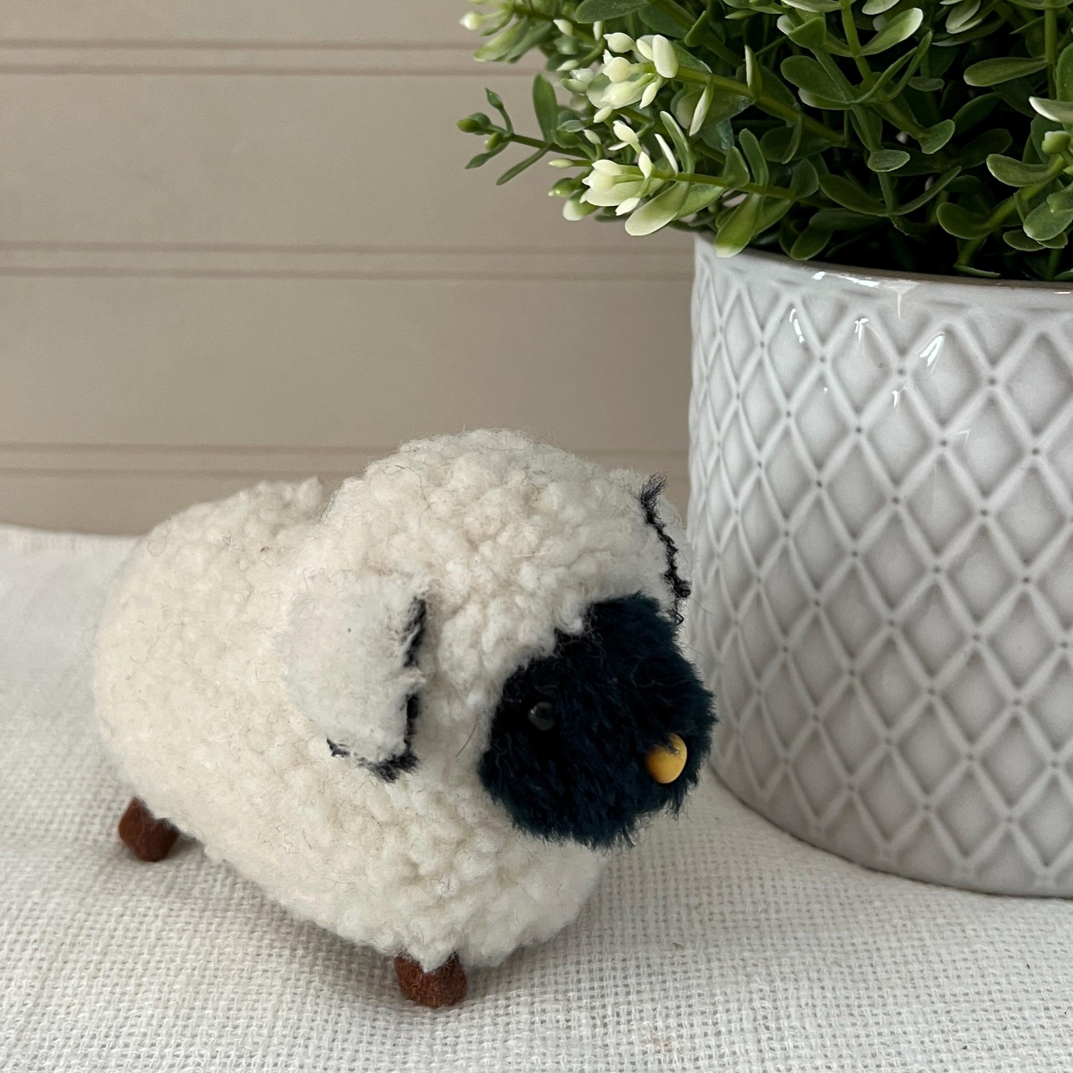 Vintage JAMINA KOREA Wind up Sheep, Working Walking Lamb for