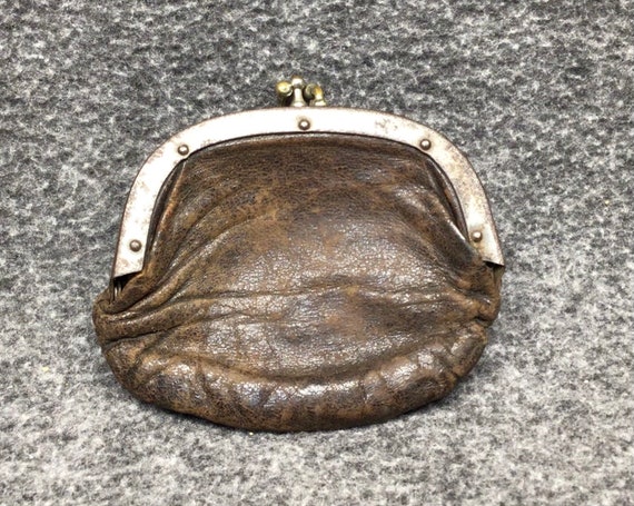 ✨Gently used Coin Purse. Great condition. Minor wear on bottom
