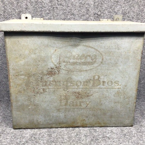 Metal Milk Box/Gustafson Bros. Dairy/Baerg/Rare 3 Quart Wall Mount