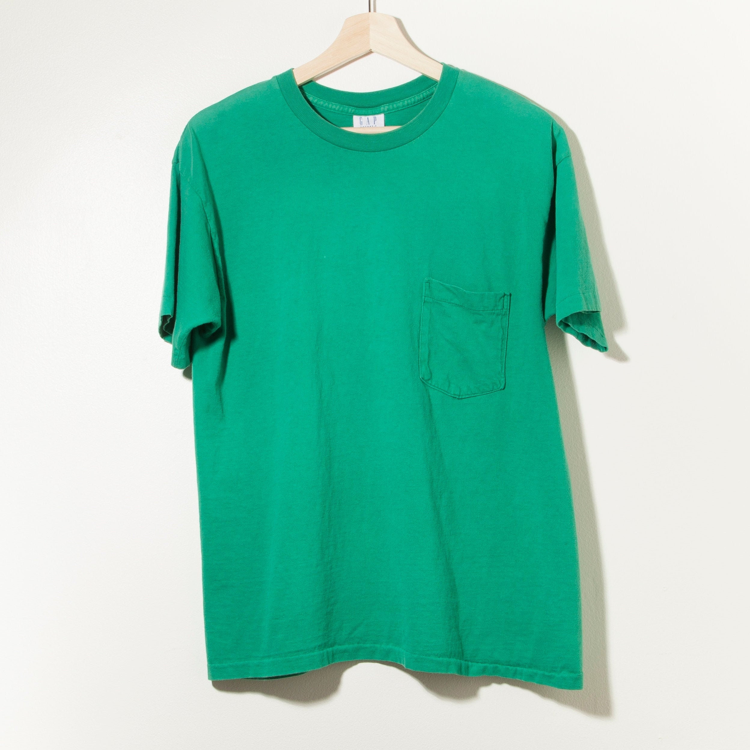 90s Vintage Single Stitch GAP Pocket Tee T-Shirt Made in USA Kelly Green  80s Retro Mod Hipster Minimal Design Hanes Fruit of the Loom Jockey