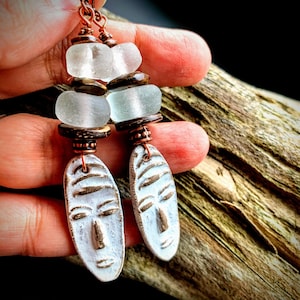 Handgemaakte tribale maskeroorbellen: ambachtelijke klei, bronziet en Java-kralen