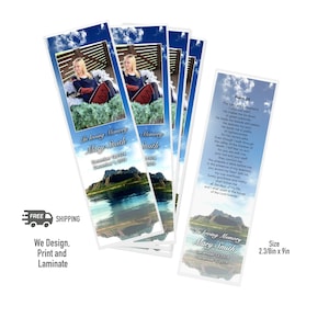 Könnte beinhalten: Ein Satz von fünf Lesezeichenvorlagen mit einer malerischen See- und Berglandschaft mit blauem Himmel und weißen Wolken. Die Lesezeichen sind für Gedenkzwecke konzipiert und enthalten ein Foto einer jungen Frau. Der Text auf dem Lesezeichen lautet "In liebevoller Erinnerung an Mary Smith 12. Dezember 1974 - 1. Dezember 2019". Das Lesezeichen enthält auch ein Zitat aus Psalm 23. Die Größe des Lesezeichens beträgt 5,9 cm x 22,9 cm.